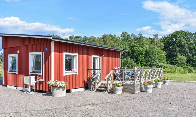 Billesholm House | Charming Countryside Cottage with Lake View & Spa Amenities
