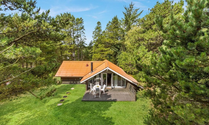 Ho House | Comfortable 2 Bedroom Retreat in Blåvand with Spa & Kitchen