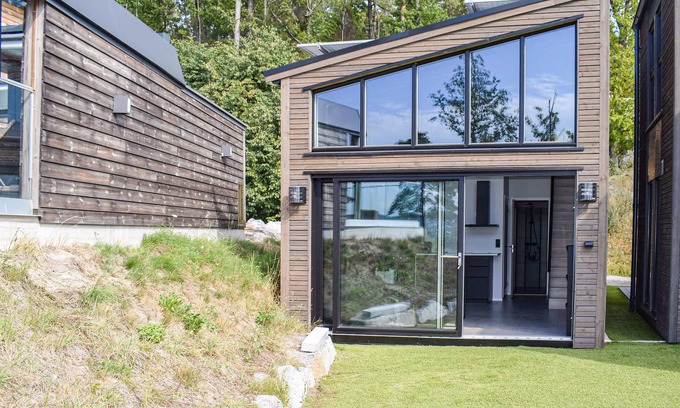 Porsgrunn House | Cozy Cabin Retreat on the Beautiful Island of Bjørkøya