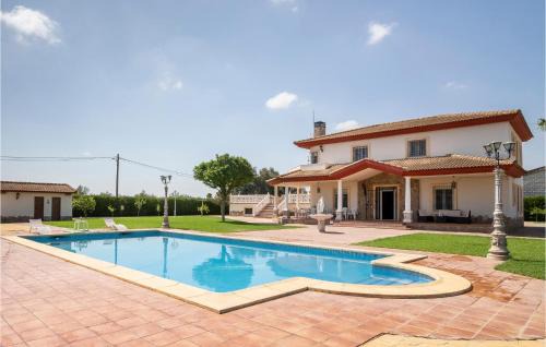 La Carlota House | Inviting Home in Córdoba with Pool & High-Speed Wifi