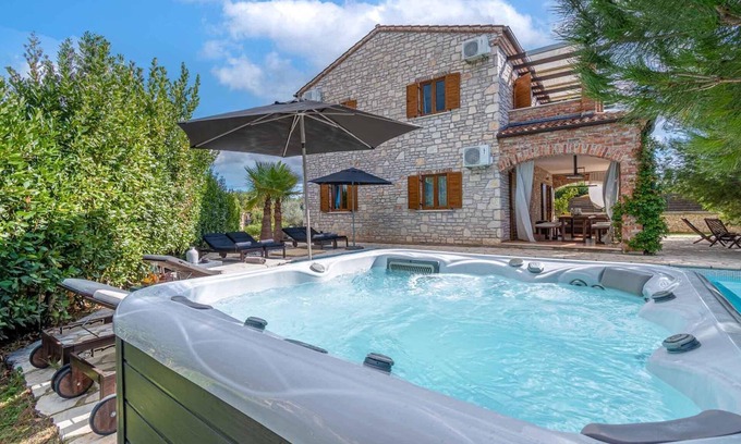 Cabrunici House | Spacious 4-Bedroom Retreat with Pool in Cabrunici