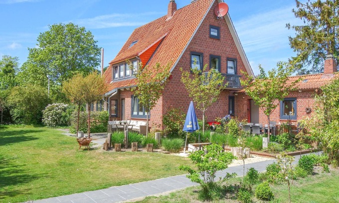 Am Dobrock House | Spacious 4-Bedroom Home in Cadenberge with Lake View