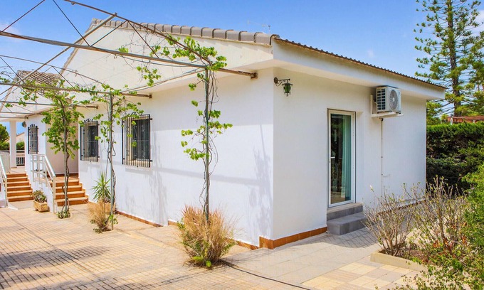 La Azohia House | Cozy Oceanfront Retreat: Pet-Friendly Getaway Near Beach