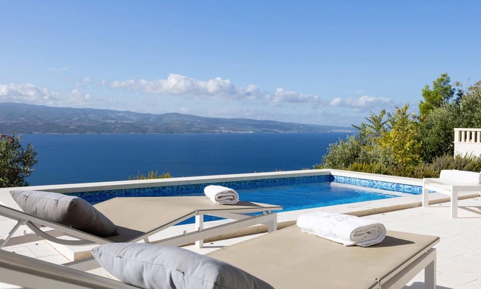 Celina House | Relaxing Villa Retreat in Serene Rocky Village Setting