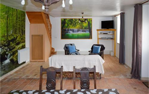 Channay-sur-Lathan House | Inviting Home in Channay-Sur-Lathan with Kitchen Amenities