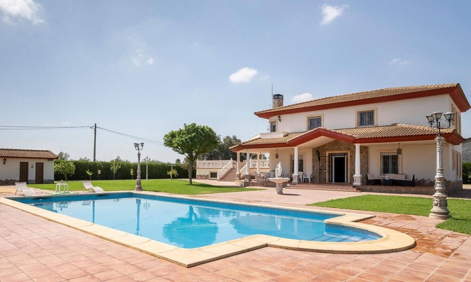 La Carlota House | Inviting Property with Cozy Units and Expansive Green Spaces