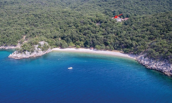Porozina House | Tranquil Cottage Retreat: Embrace Nature and Relaxation