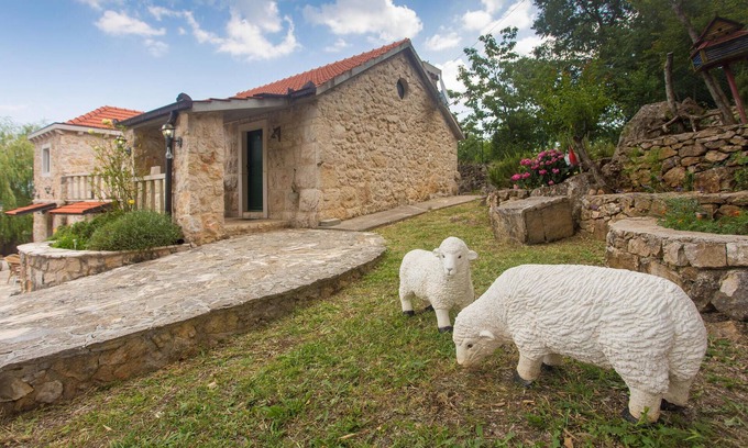 Dicmo House | Charming 7 Bedroom Getaway with Private Pool in Dicmo