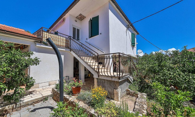 Drvenik Mali House | Cozy 4-Bedroom Retreat with Ocean Views in Drvenik Mali