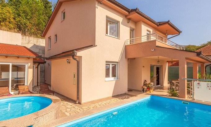 Dusina House | Comfortable 4 Bedroom Retreat in Dusina with Pool & Spa