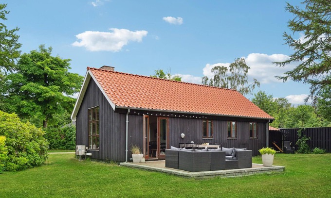 Lyngsbæk Strand House | Cozy 3-Bedroom Retreat with Oceanfront Views in Ebeltoft