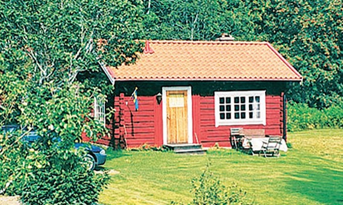 Eksharad House | Cozy Cottage Steps from Klarälven Stream with Lake Views