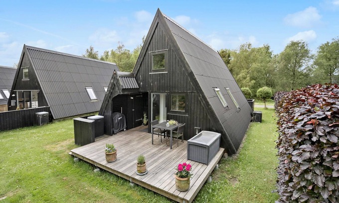 Gatten House | Stylish Vacation Home with Spa and Family-Friendly Amenities