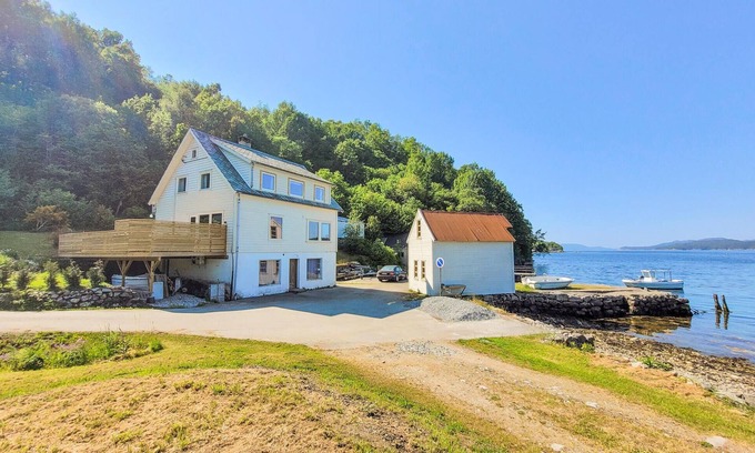 Fitjar House | Cozy Cottage by the Fjord with Ocean View & Spa Access