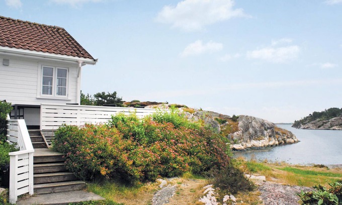 Flekkerøy House | Vacation Home with Oceanfront Views on Flekkerøy Island