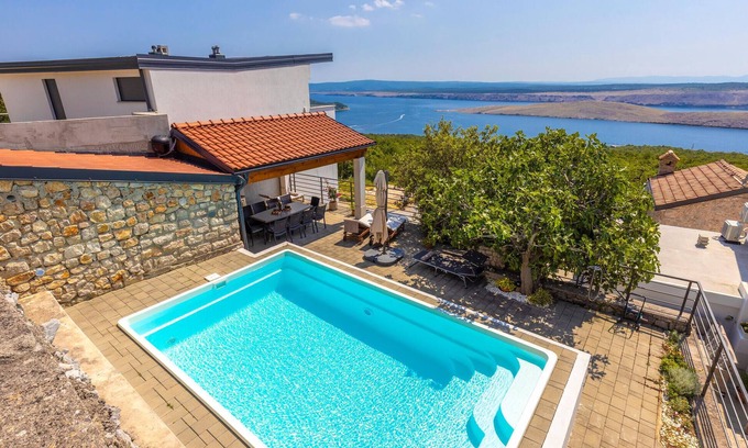 Smrika House | Ideal 3 Bedroom Retreat in Grmani with Ocean Views
