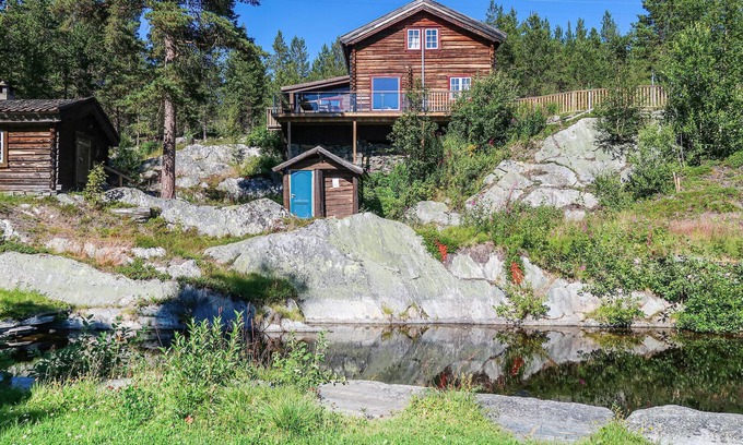 Heidal House | Spacious 5-Bedroom Getaway with Lake View in Heidal