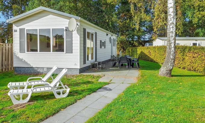 Heinkenszand House | Cozy Family Getaway with Lake Views and Pet-Friendly Perks