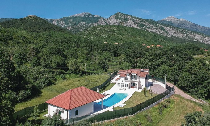 Hrvace House | Nice home in Hrvace with WiFi