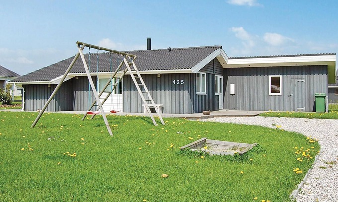 Pøt Strandby House | Cozy 3 Bedroom Retreat with Ocean View in Juelsminde