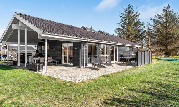 Juelsminde House | Spacious 4-Bedroom Retreat with Ocean Views in Juelsminde