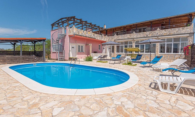 Sibenik House | Spacious 5-Bedroom Stay with Pool in Konjevrate