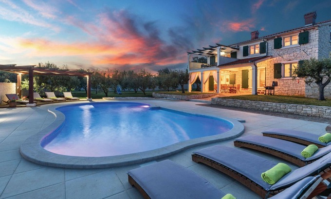 Peruski House | Charming Stone House Retreat in Scenic Village of I