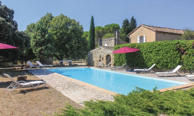Mondragon House | Spacious 6 Bedroom Retreat in Mondragon with Pool