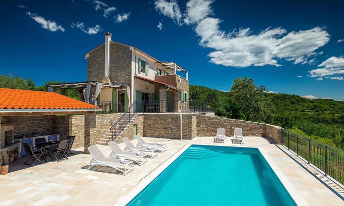 Bartolici House | Exquisite 4 Bedroom Retreat in Motovun with Pool & Spa