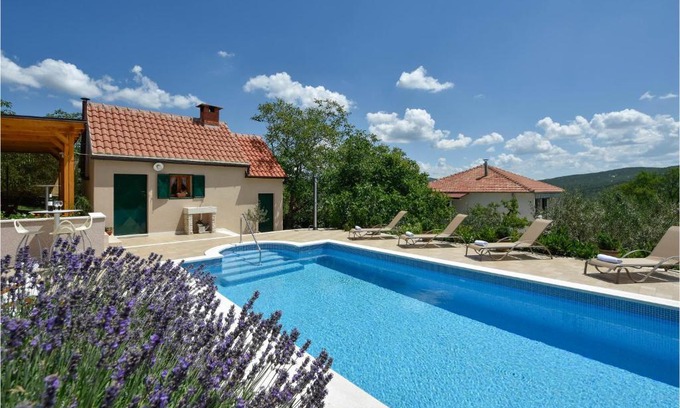 Neoric House | Inviting Home in Muc with Pool and Family-Friendly Amenities