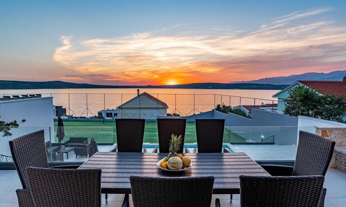 Novigrad House | Spacious 4-Bedroom Getaway in Novigrad with Pool & Spa