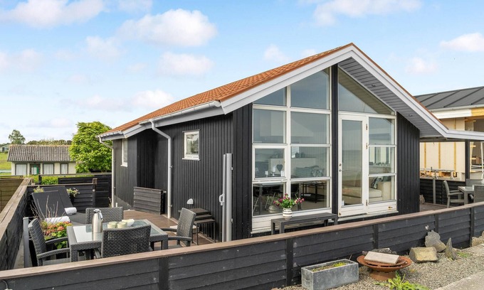 Hasmark Strand House | Cozy 1 Bedroom Retreat with Oceanfront Views in Otterup