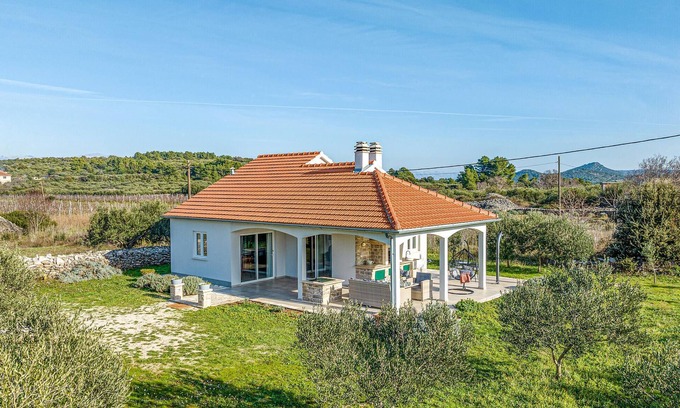 Jelsa House | Experience Breathtaking Countryside Views in Cozy Retreat