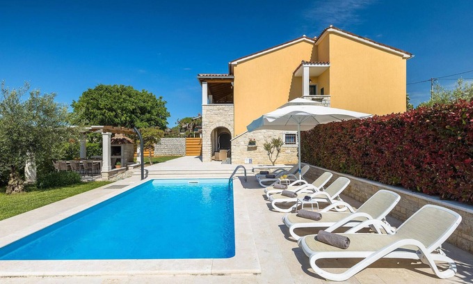 Marasi House | Exceptional 4 Bedroom Retreat with Private Pool in Porec