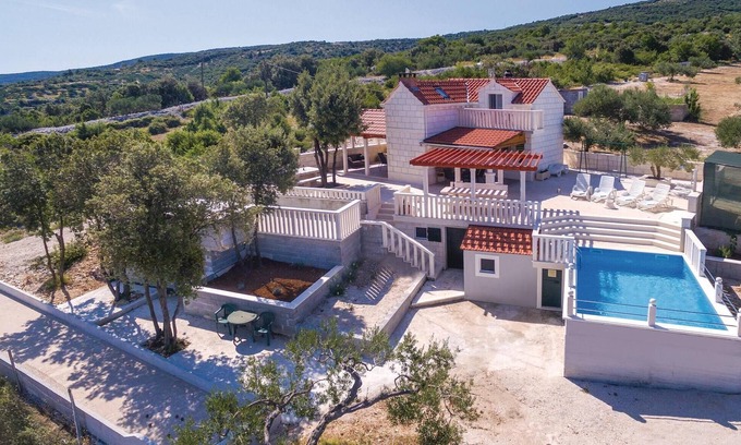Praznica House | Unforgettable 4 Bedroom Getaway in Praznica with Ocean Views