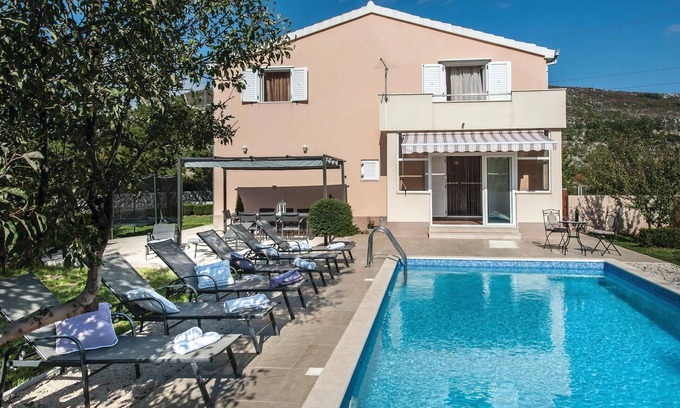 Prugovo House | Discover a Dreamy Vacation Home with Pool Near Split