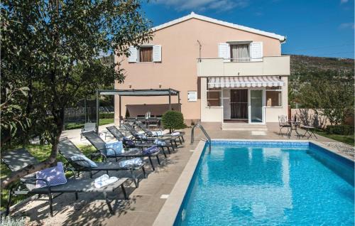 Prugovo House | Relaxing Retreat in Prugovo with Hot Tub & Pool