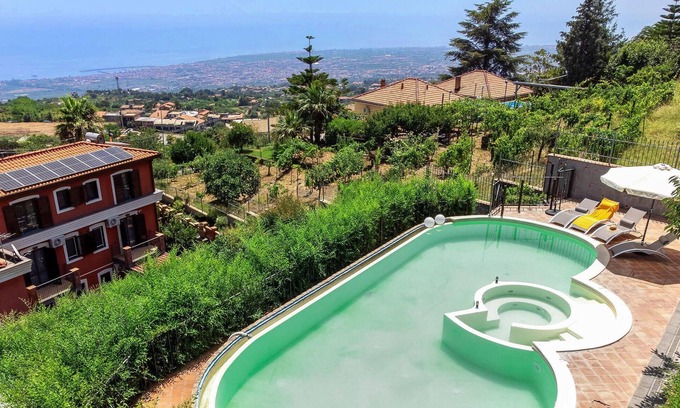 Coste House | Spacious 6-Bedroom Accommodation in Sant'Alfio with Pool