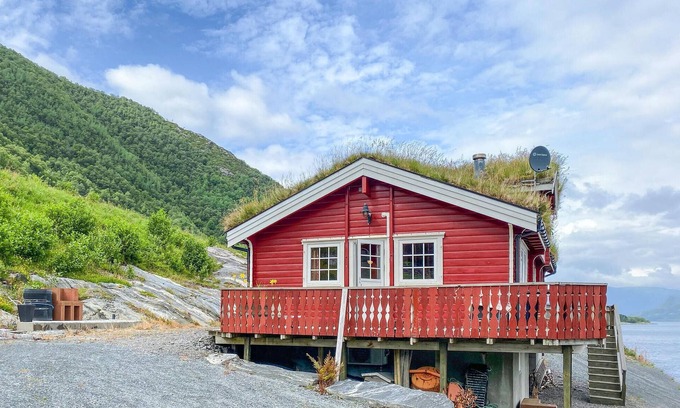 Selje House | Experience Unforgettable Views at Our Fjord Retreat