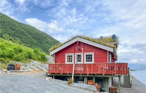 Selje House | Cozy Oceanfront Retreat in Selje with Free Wifi