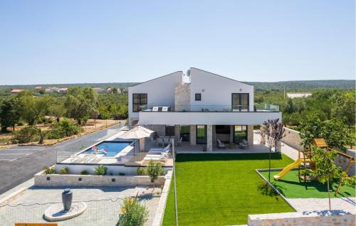 Sikovo House | Pet Friendly 4 Bedroom Retreat with Pool in Sikovo