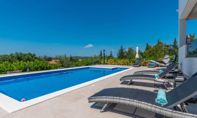 Velim House | Spacious 4-Bedroom Getaway in Stankovci with Pool