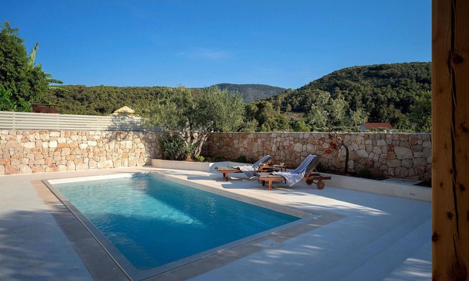 Dol House | Spacious 3-Bedroom Retreat in Stari Grad with Pool Access
