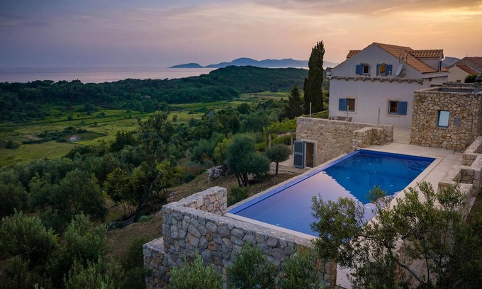 Sudurad House | 5-Bedroom Getaway in Sudurad with Private Pool & Spa