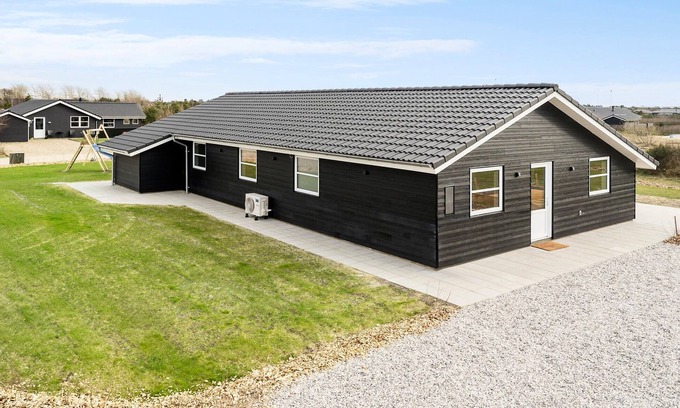 Skaven Strand House | Modern Vacation Home with Pet-Friendly Amenities & Lake Views