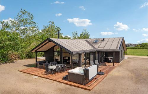 Skaven Strand House | Cozy Tarm Retreat with WiFi & Family-Friendly Amenities