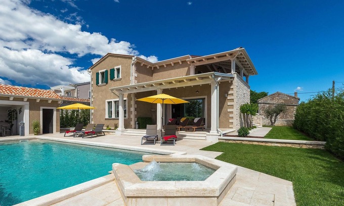Kringa House | Ideal 4 Bedroom Getaway in Tinjan with Private Pool