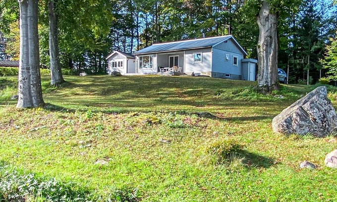 Tjornarp House | Cozy Cottage Retreat by Beautiful Lake Sjöbergasjön