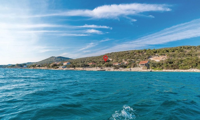 Tkon House | Pet-Friendly 3 Bedroom Retreat in Tkon with Ocean Views