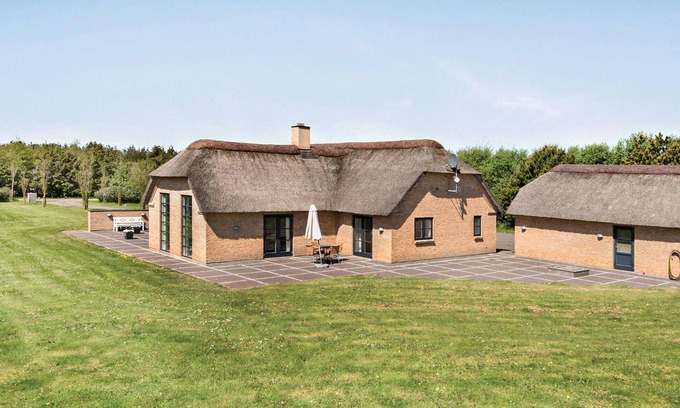 Øhuse House | Cozy Thatched Cottage with Oceanfront Views and Spa Access